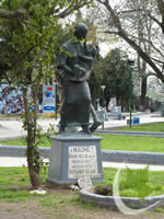 Estatua Homenaje a las Madres, cedido por el Rotary en la Plaza de los Campeones en Banfield Este