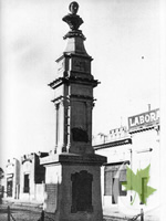 Viejo monumento al almirante Buchardo, estaba ubicado en la esquina de Maipú y Alsina en Banfield (año 1910).