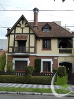 Casa ubicada en calle Belgrano al 1600, entre Talcahuano y Rincón.