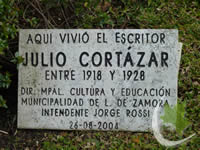 Placa conmemorativa del lugar en donde vivio Julio Cortaza, ubicada en la calle Rodriguez Peña casi esquina Alvear en la ciudad de Banfield Oeste