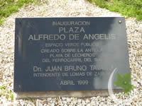 Placa conmemorativa Plaza Alfredo De Angelis en Banfield Oeste